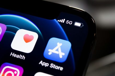 Apple et Google épinglés pour leurs apps de nudité par IA
