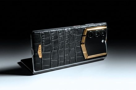 Vertu Alphafold : 43 000€ pour un pliable en peau de crocodile